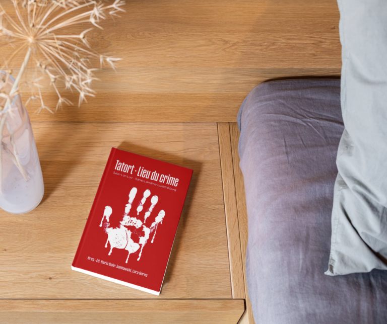 Buch_auf_Tisch_2